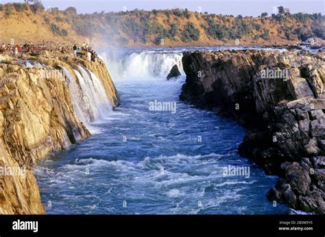 The Narmada River: A Tapestry of Nature and Divinity Woven by Tejapala!