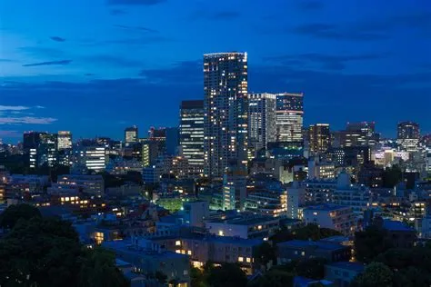 Evening Glow at Akasaka - An Exquisite Portrait of Tranquil Beauty and Timeless Serenity!