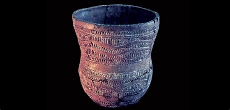 The Beaker Pot! A Monument to Prehistoric Craftsmanship and Storytelling?