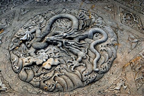 The “Guardian Serpent” – A Breathtaking Portrait in Charcoal and Stone!