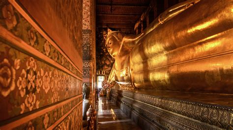 The Reclining Buddha at Wat Pho: A Study in Tranquil Majesty and Spiritual Awakening!